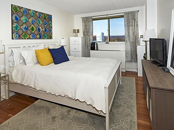 5th image of 3220 Fairfield Ave APT 8D