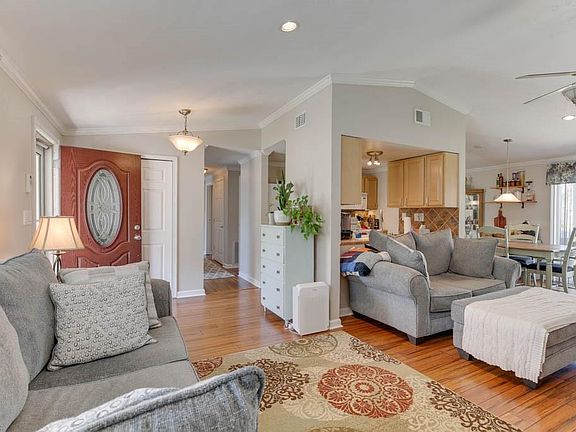 4th image of 961 Chatsworth Dr