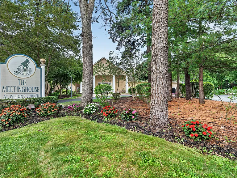 149 Essex Dr — Photo 49