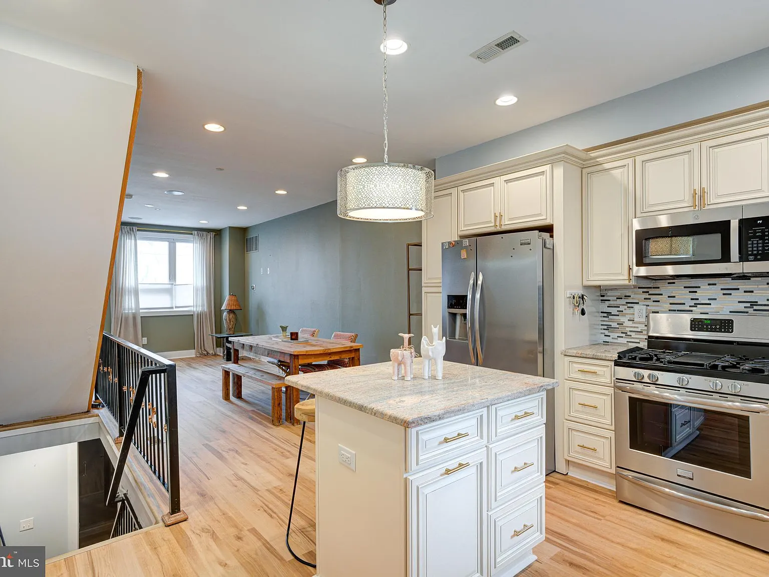 3 bed, 1599 sqft, $2,950 — Photo 4