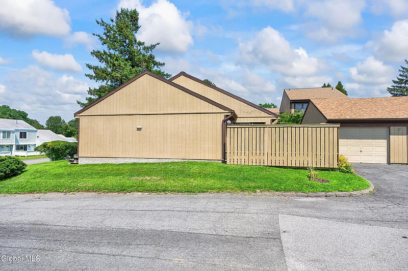 3rd image of 901 Huntington Court