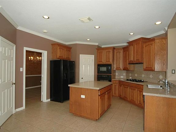 Kitchen with large island
