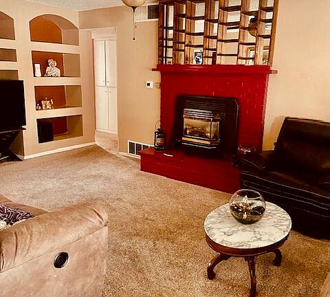 4th image of 833 Georgene Dr NE