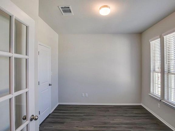 4th image of 129 Goldfinch Dr