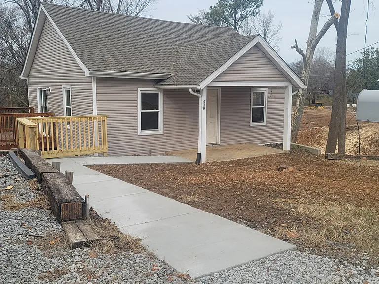 918 Cumberland Dr — Photo 2