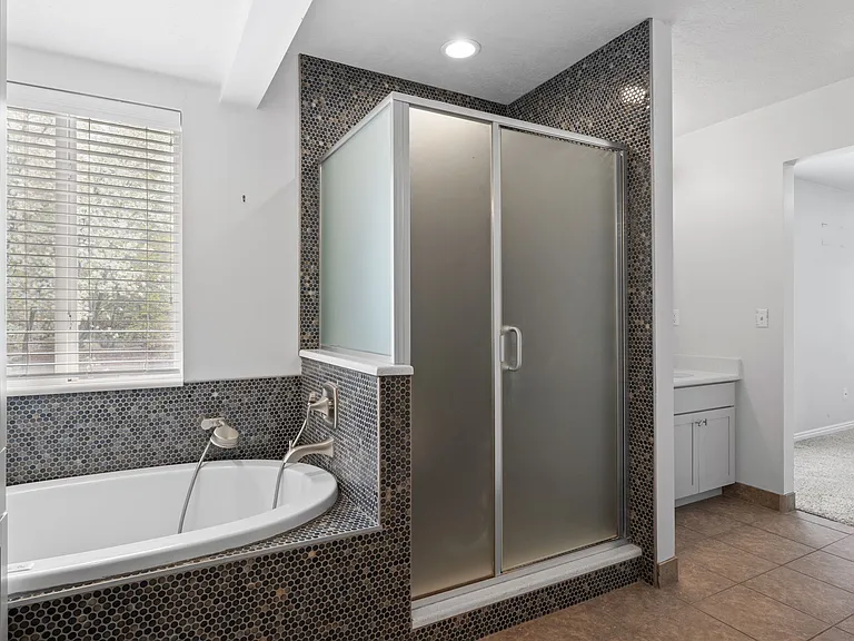 2102 E Candle Spruce Cv — Photo 31