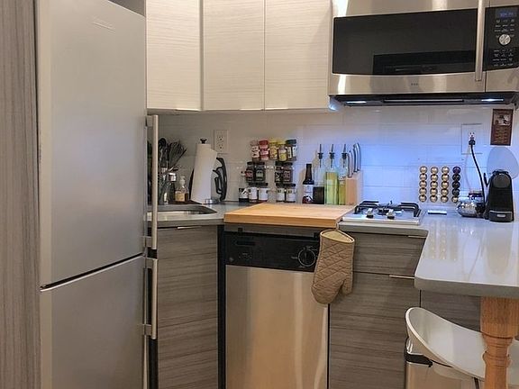 4th image of 45 Carmine St APT 5C