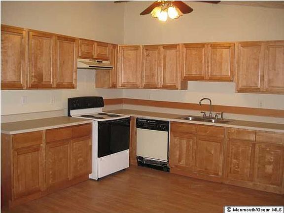 2nd image of 1527 Laguna Ln