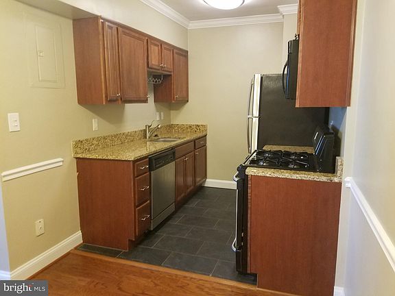 5th image of 922 Washington St #102