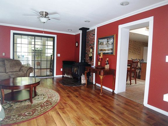 3rd image of 13 Pond Dr