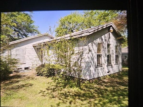 121 E Booth St, Paris, TX 75460