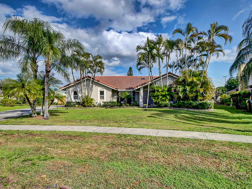 Home For Sale In Greenview Shores