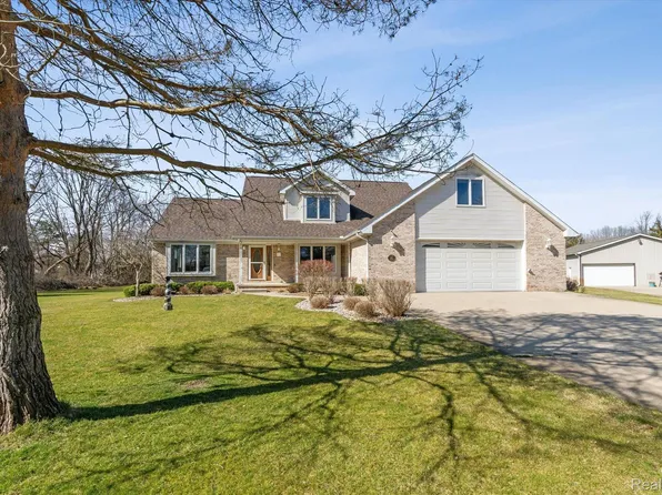 9346 Farley Rd, Pinckney, MI 48169