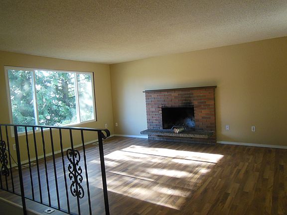 large livingrm w/fireplace