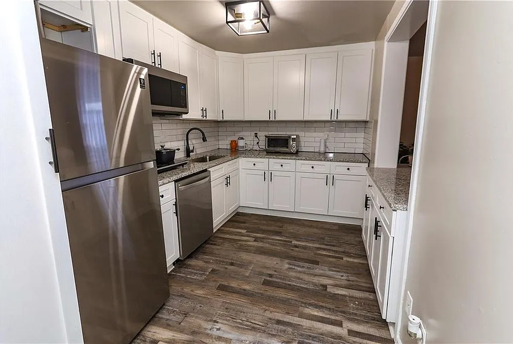 3 bed, 2.0 bath, 1800 sqft, $1,800 — Photo 3