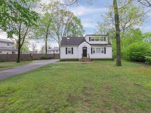 90 Blydenburg Avenue, Smithtown, NY 11787