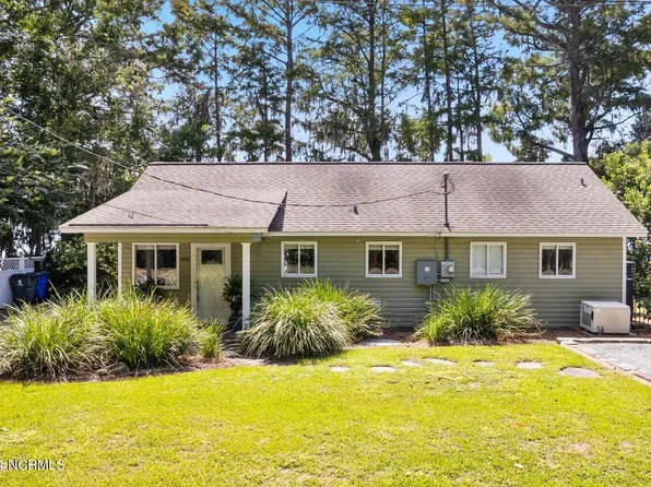 1402 Canal Cove Road, Lake Waccamaw, NC 28450