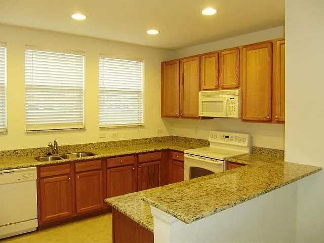 2 bed, 2.5 bath, 1448 sqft, $2,600 — Photo 2