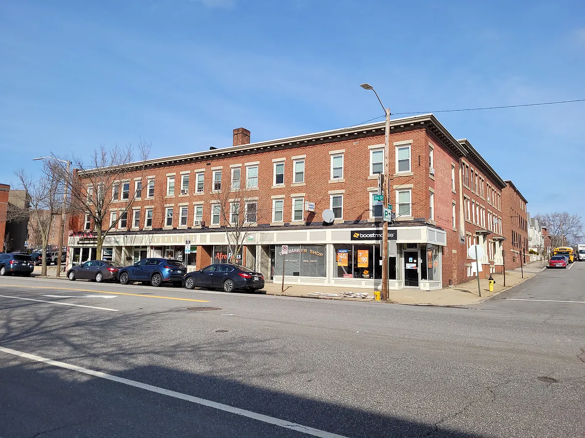 Building Photo - 1297 Elm St #20