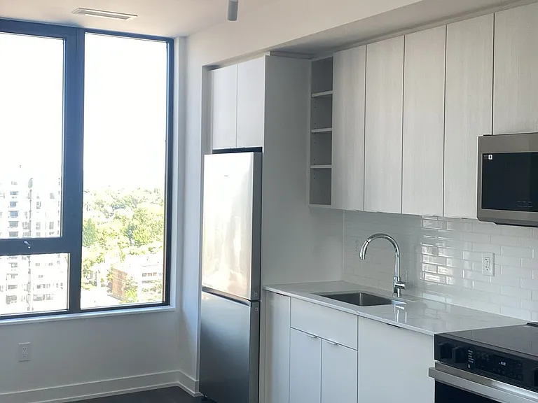 2075 Lakeshore Rd #1302 — Photo 7