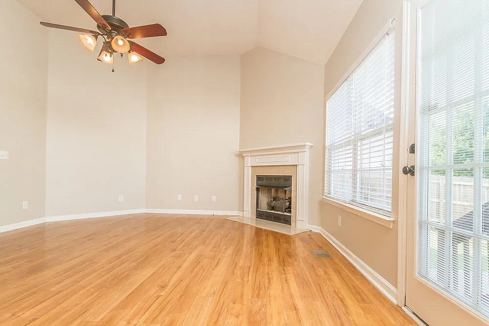 3 bed, 2.0 bath, 1268 sqft, $3,070 — Photo 2