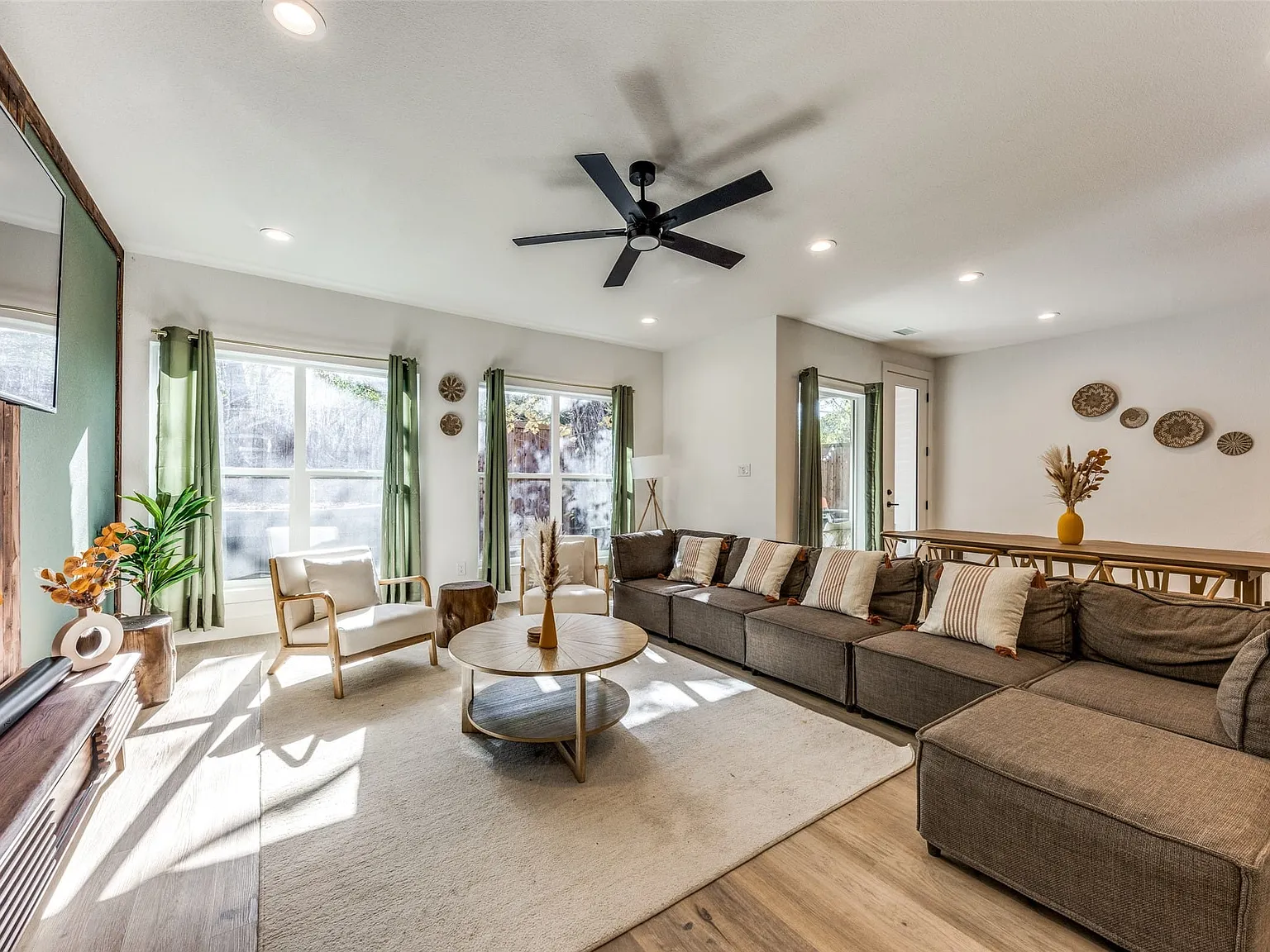 4 bed, 2.5 bath, 2006 sqft, $3,600 — Photo 3