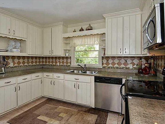 4th image of 583 Castlewood Dr SE