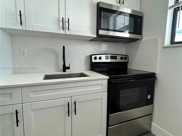 638 SW 21st Ave #4 — Photo 4