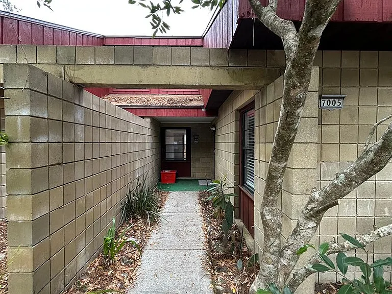 7005 SW 46th Ave — Photo 2