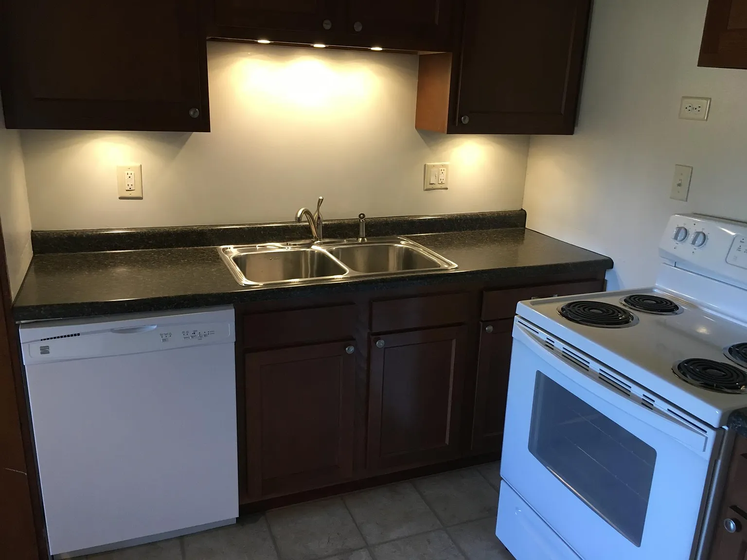 2 bed, 650 sqft, $925 — Photo 3