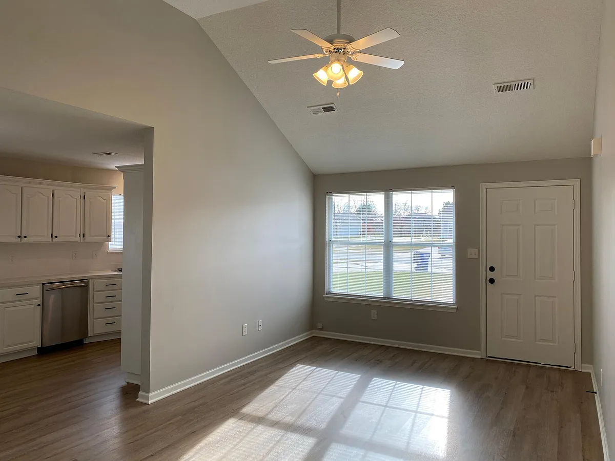 Building Photo - 220 SW Chartwell Cir #220