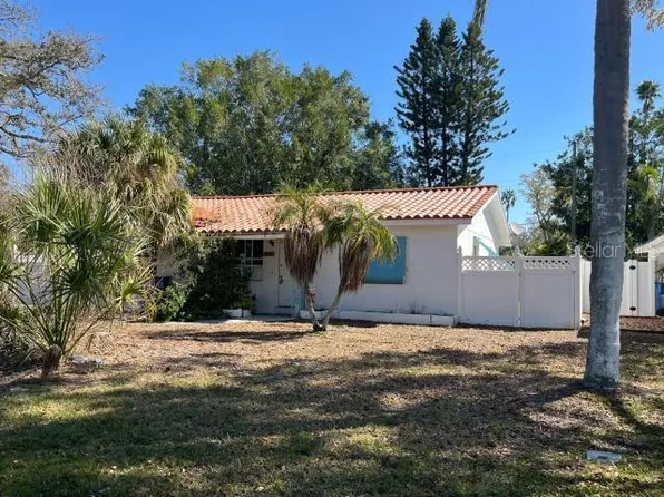 4211 Des Moines St NE, Saint Petersburg, FL 33703