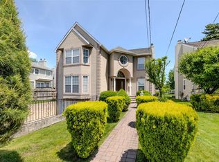 17 Herricks Rd, Williston Park, NY 11596