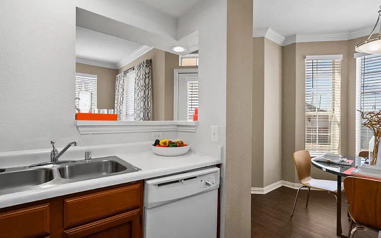 Lanesborough Apartments — Photo 43