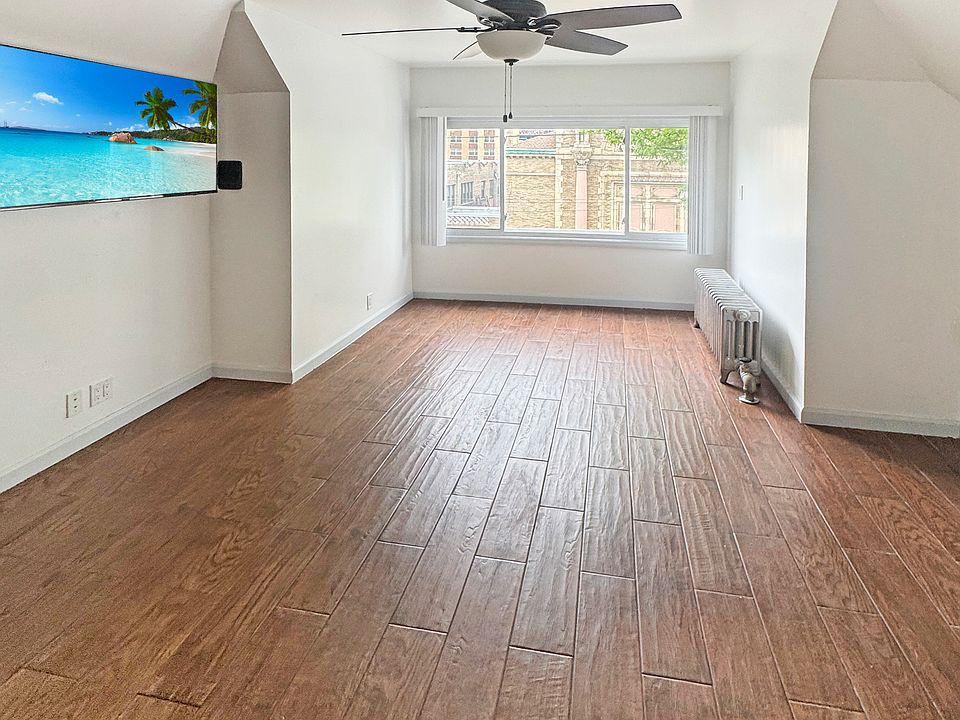 BEDROOM (UN-STAGED)