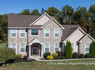 307 Woods Edge Dr, Douglassville, PA 19518