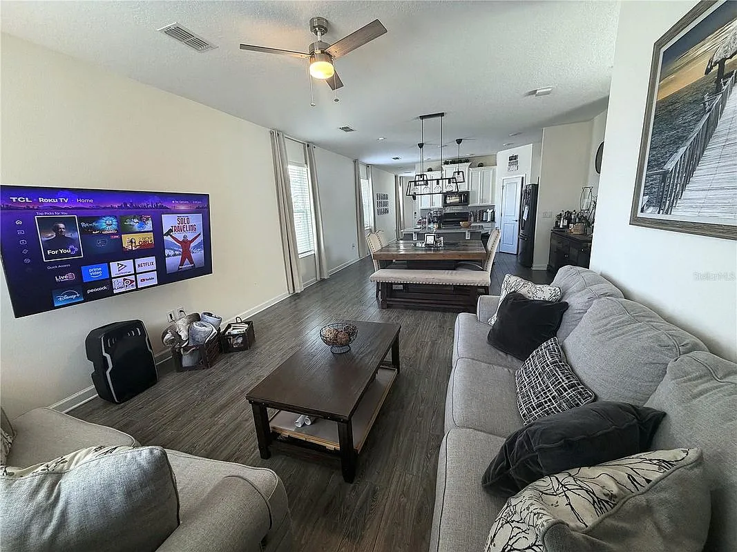 4 bed, 3.5 bath, 2307 sqft, $3,550 — Photo 2