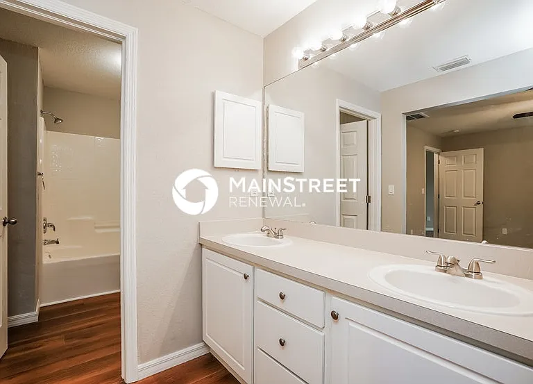 3748 NE 15th Pl — Photo 9