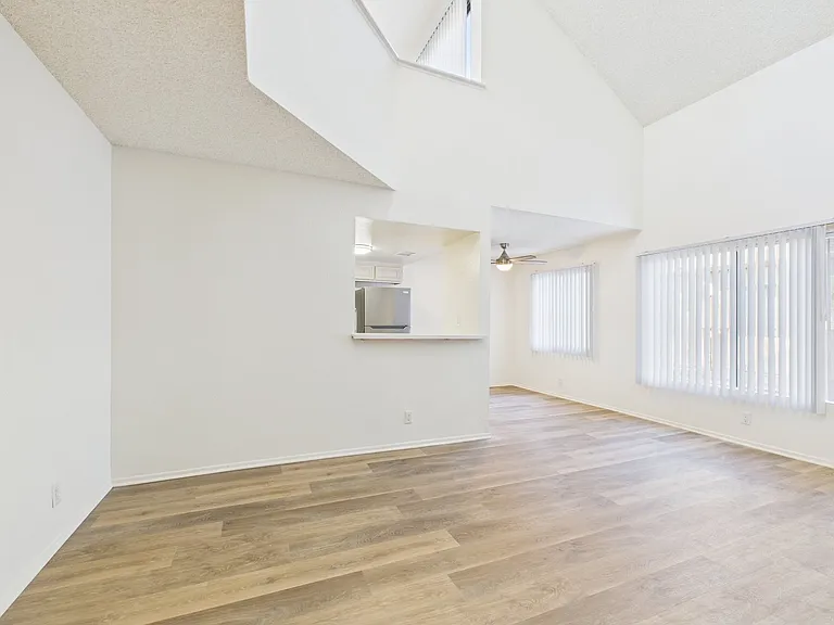 11325 Morrison St — Photo 10