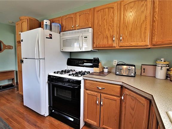3rd image of 1741 Oneida Ave