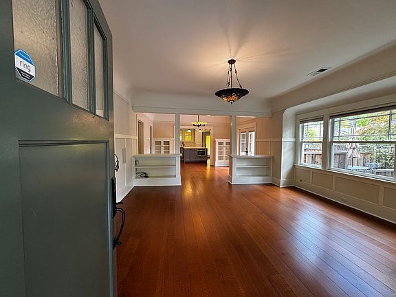 4th image of 590 Mariposa Ave