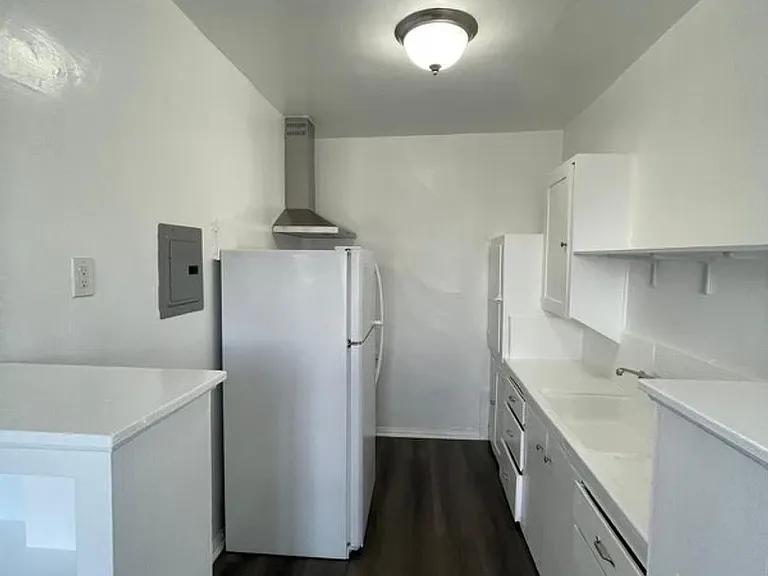 138 S Berendo St — Photo 13