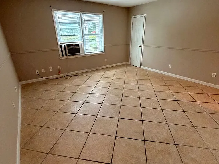612-614 N College Dr — Photo 7