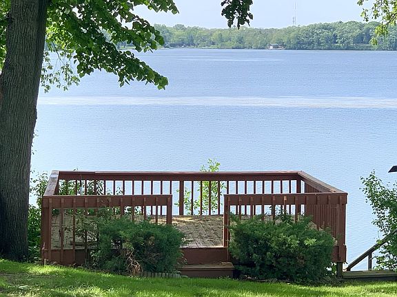 4th image of 402 E Lake Shore Dr
