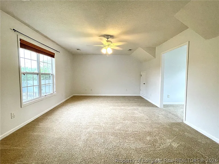 82 Essex Ct W — Photo 8