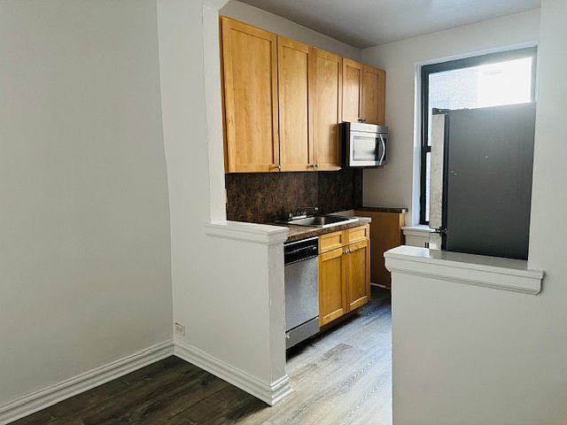 2nd image of 3240 Henry Hudson Pkwy E #3J