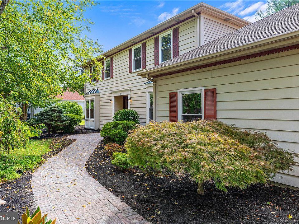 1st image of 3 Cartwright Dr W