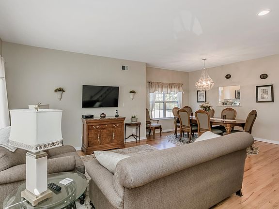 3rd image of 33 Paddington Cir