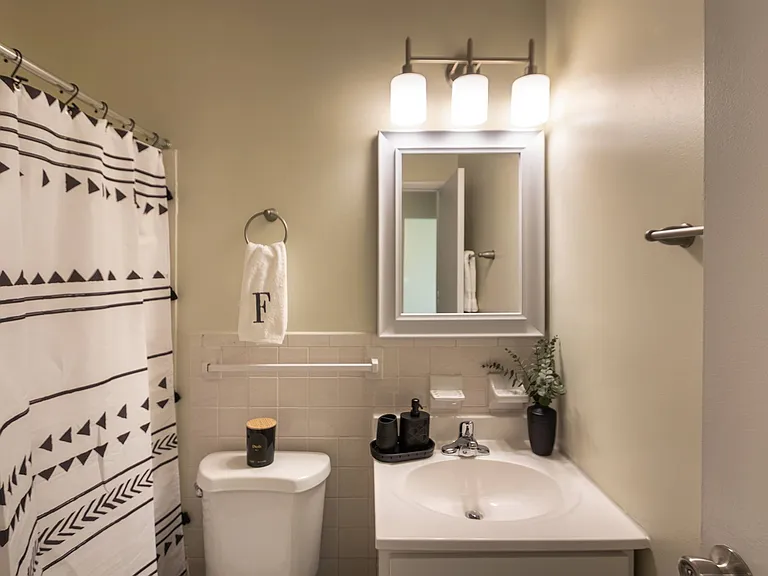 Romaine Court — Photo 7