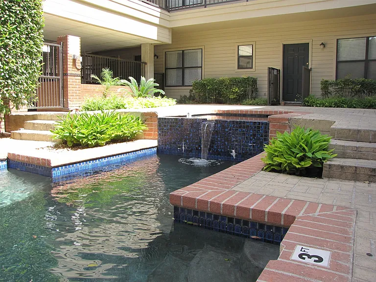 106 E 30th St #101 — Photo 3